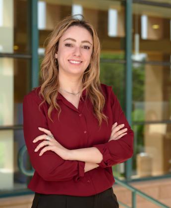 Nadine Barakat in front of the AUC library